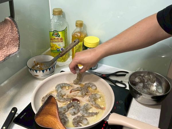 另外起鍋煎香瓜地馬拉產地 白蝦，蝦肉下鍋中大火香煎，一面煎出焦香再翻面，撤一點點鹽。變色捲起即起鍋。

然後同步起鍋煮麵，準備組裝。