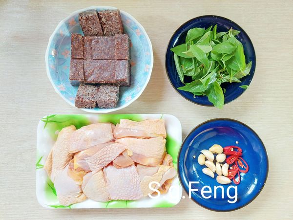 2.九層塔取葉，蒜頭去膜輕拍，辣椒切片，米血糕切塊。