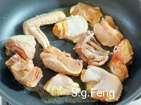 3.起鍋放入1大匙的油，開中小火，油熱後放入雞肉。