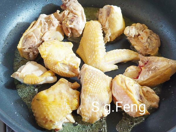 4.煎至兩面微微金黃洽洽，先將雞肉推於旁邊。