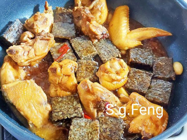 7.再加[醬汁]中的水，蓋鍋蓋以小火燒煮約10分鐘，(期間可開蓋翻動一下，湯汁不足時，可再加入少許的水續煮)，至收汁雞肉熟成。