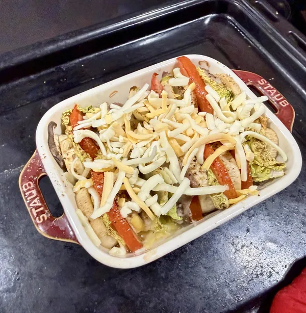 其中一個烤熟後，灑上焗烤乳酪絲，再放回烤箱烤個4-5分