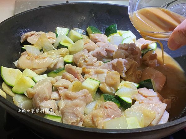 倒入事先調好的調味料後煮沸，小火煮5分鐘至略收汁。