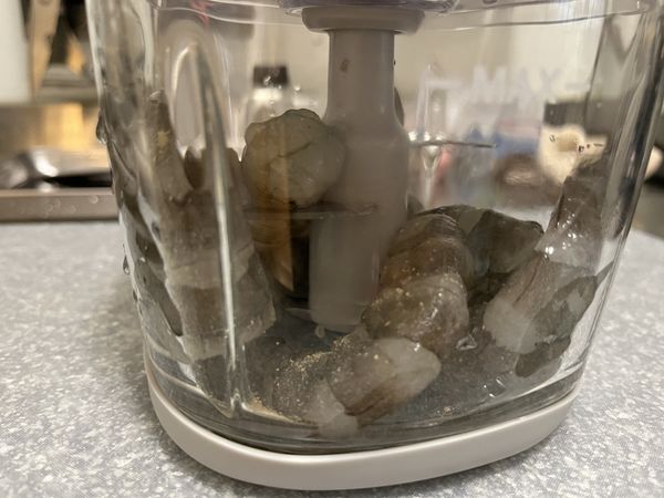 將蝦子從冷凍退冰並且去殼，將去殼後的蝦子放置機器中，進行打碎，變成泥狀就可以了。