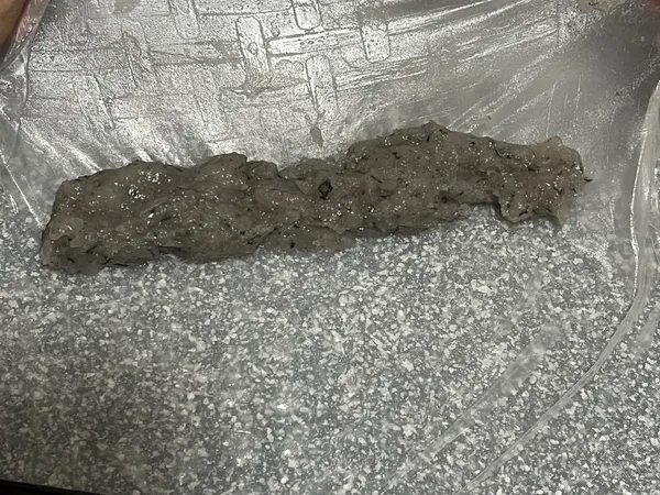 再將米紙沾水變軟後，將剛剛打碎的蝦子包進米紙中，捲成條狀。