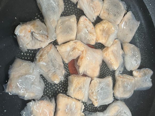 再將條狀的蝦腸粉，用剪刀剪成一小塊一小塊的，放入於煮沸的水中，進行川燙，時間大概8分鐘左右。