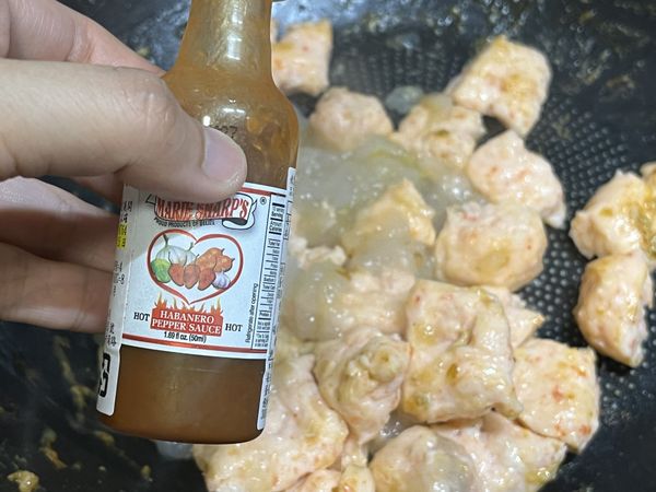 川燙後，再將其撈出後，在鍋中加點油，進行快炒，最後加入辣奶奶辣椒醬進行風味上的提升，美味上桌。