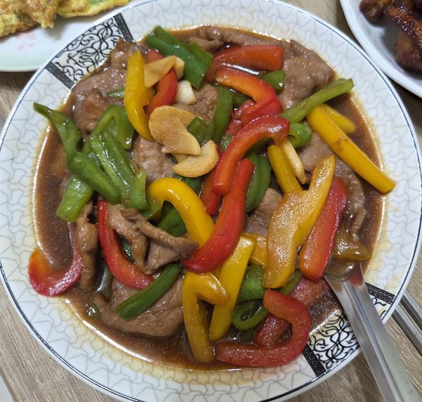 → 放回豬肉，倒入醬汁，快速翻炒勻上醬汁，倒入勾芡的太白粉水（邊倒邊看濃稠狀），大火快速翻炒30秒～1分鐘，收汁即可。