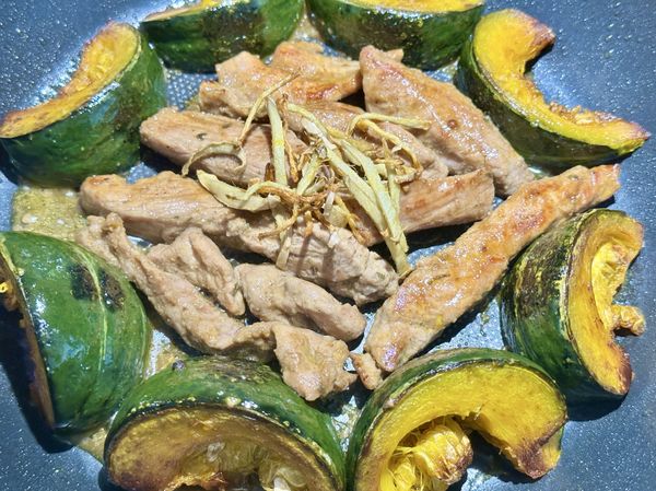 南瓜翻面後把肉絲放進鍋中煎至兩面金黃。