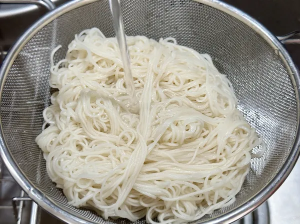 另起鍋煮麵線，撈起後用淨水沖涼瀝乾，這樣麵線不會糊掉夏天可以當冷麵吃。