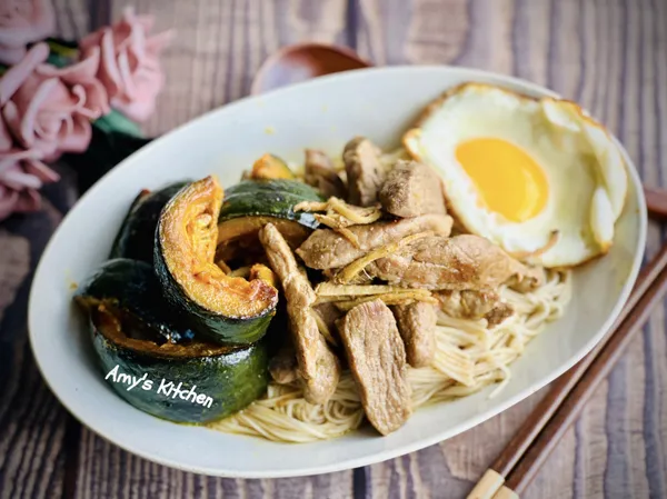 將麵線放入碗中，淋上南瓜肉絲湯，擺上煎蛋即可飽餐一頓。