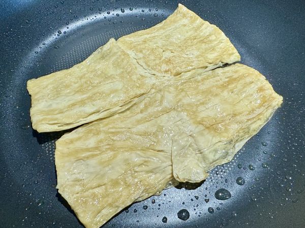 鍋小火加油1小匙，將生豆皮攤開如照片般蓋鍋煎至兩面金黃，我的爐具跟鍋子是一面蓋鍋蓋煎1.5分鐘。