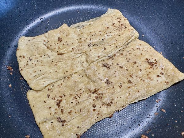 撒上喜歡的調味料，我用十三香胡椒鹽提味，調味料可依自己的喜歡添加，也可不用加吃的時候加沾醬也行。