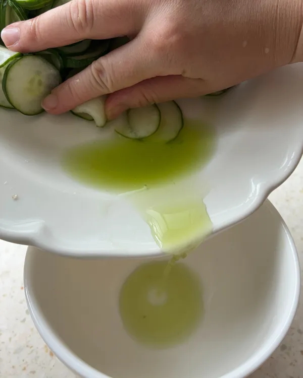 這個綠綠的汁要去掉，可以幫助減少小黃瓜的青澀味。