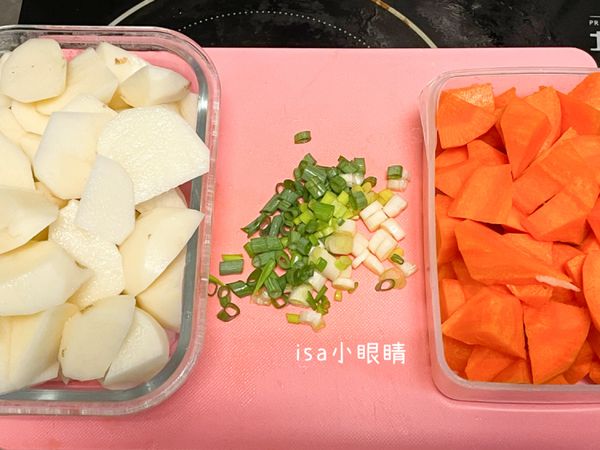 馬鈴薯與紅蘿蔔滾刀切塊，蔥切蔥花。