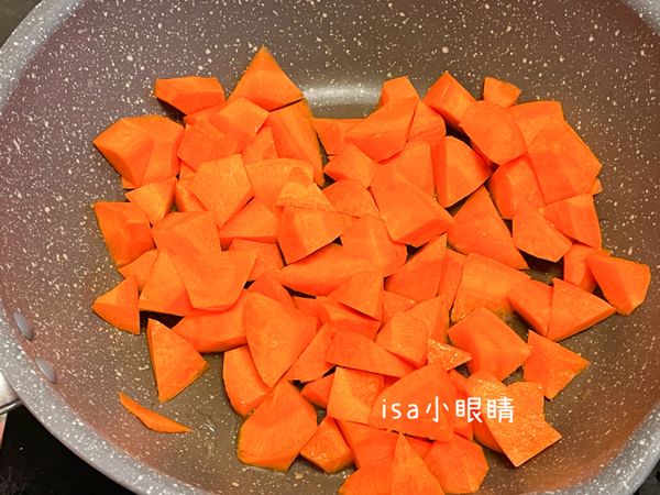 先用油先炒紅蘿蔔，紅蘿蔔富含的 β-胡蘿蔔素屬於脂溶性營養素，透過用油炒或，能將吸收率提升高達數倍喔。