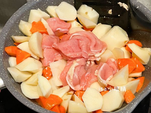 下馬鈴薯與肉片一起快炒。