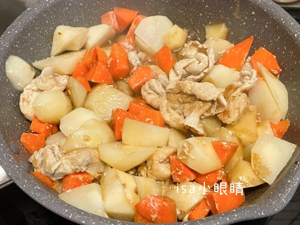 加入醬油、味醂與水一起燉煮。