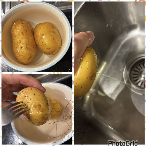 馬鈴薯洗淨，冷凍一個晚上

隔日取出泡水退冰

完全退冰後，馬鈴薯會變軟…拿叉子在馬鈴薯戳洞，擠出馬鈴薯裡面的水分