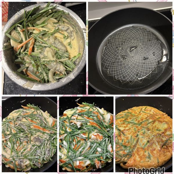 將所有配料放入麵糊中拌勻。

食材都均勻裹上一層薄薄的麵糊即可。

平底鍋中火預熱，倒入約 2大匙油。

放入麵糊後，用鍋鏟稍微壓平，厚度約 1公分。

中火煎約 4～5分鐘，底部呈金黃色後翻面。

翻面後沿鍋邊補 1大匙油，再煎 3～4分鐘。

最後轉中大火 30秒～1分鐘，讓兩面更加酥脆。