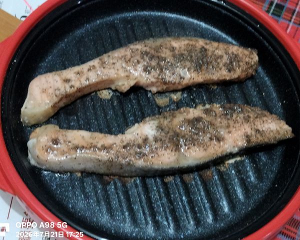 鮭魚先用清水沖洗乾淨
用廚房紙巾吸乾表面水分
鮭魚二面撒上塩及黑胡椒粉(撒多了點😂)
靜置約15分鐘

將鮭魚放進微波專用鍋具裡
蓋上蓋子放進微波爐裡加熱
600W/高火/3分鐘