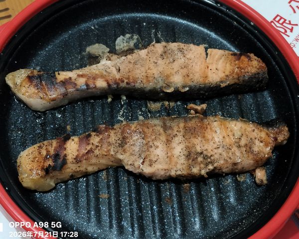 將鮭魚翻面蓋上蓋子放回微波爐加熱
600W/高火/1分鐘

將鮭魚取出盛盤即可享用美味的香煎鮭魚