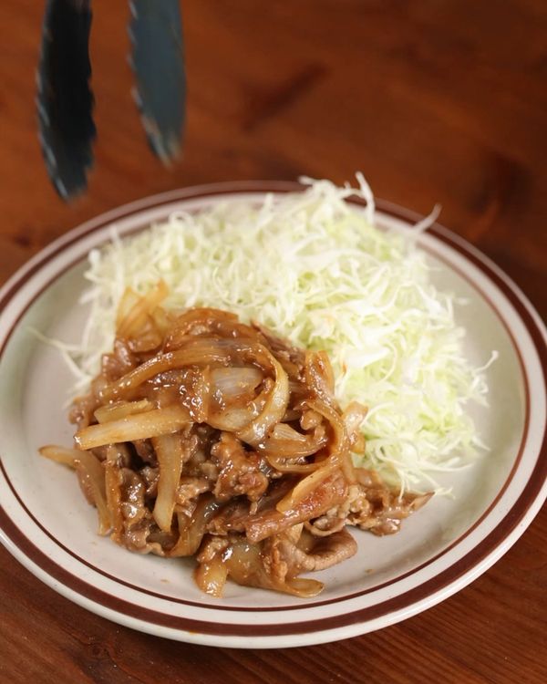 將高麗菜絲，炒好的豬肉盛盤就完成了。