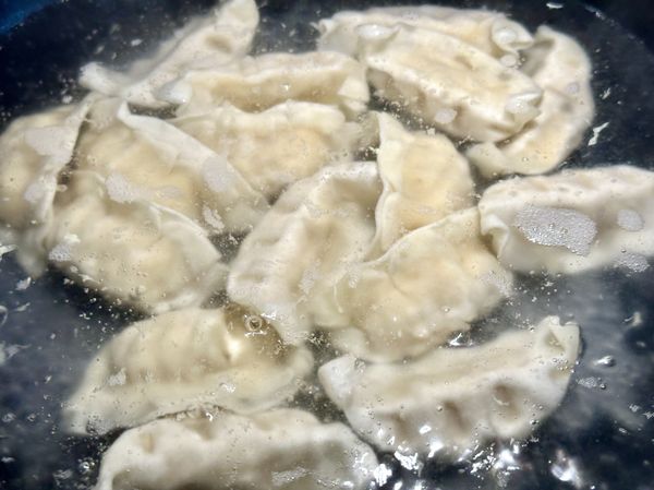 ●分享水餃有熟但不糊煮法：水滾再放水餃，蓋上鍋蓋煮至滾起，打開鍋蓋點200cc冷水後轉中大火不蓋鍋煮2分鐘 (這樣能把水餃內餡煮透皮也不會黏糊)。