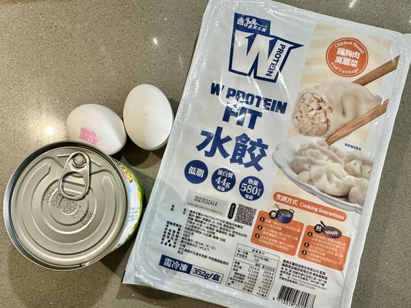 ●義美生醫雞胸肉高麗菜水餃一盒有16顆，
●玉米濃湯可以用玉米粒打成泥也可玉米粒搭玉米醬。
●雞蛋洗淨打散備用。