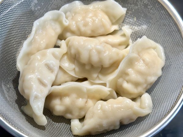 ●將煮熟的水餃用撈杓撈起瀝乾。