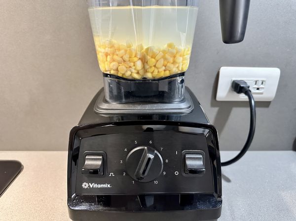 ●庫存只剩一罐玉米粒倒進調整機裡加700ML水打成玉米醬，如果有玉米醬也可以不用把玉米粒打成醬。