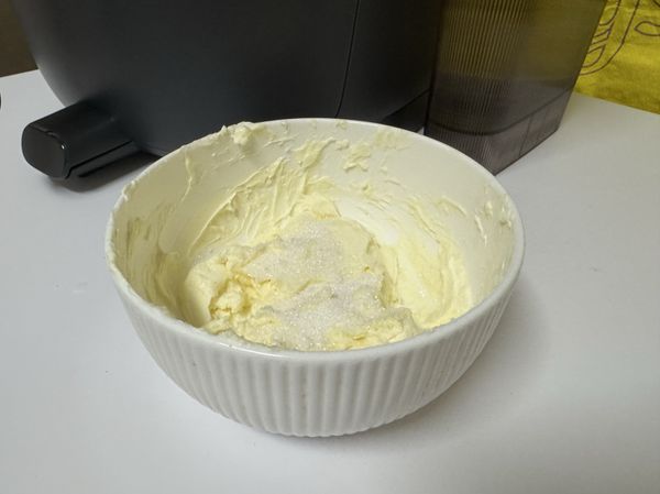 於室溫等待鮮奶油乳酪軟化（20分鐘左右），加入白砂糖攪拌