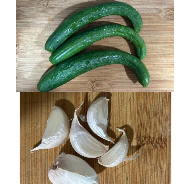 備料處理： 準備好小黃瓜，蒜頭剝皮備用；若喜歡吃辣，可準備適量辣椒。