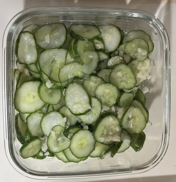 冷藏入味： 放入冰箱冷藏醃製一天，等待小黃瓜變軟且充分入味後，或是喜歡吃脆脆，隨時也都可以拿出來吃～