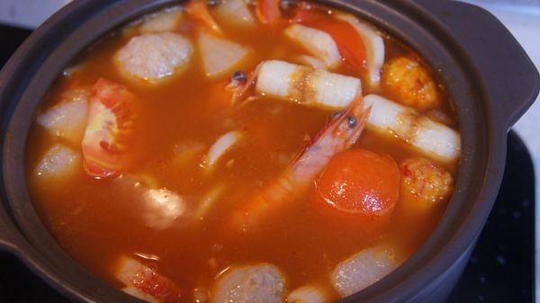 待上步滾後再將火鍋料及烏龍麵放進去煮，等煮滾後 再將蝦子及蛤蜊放下去煮