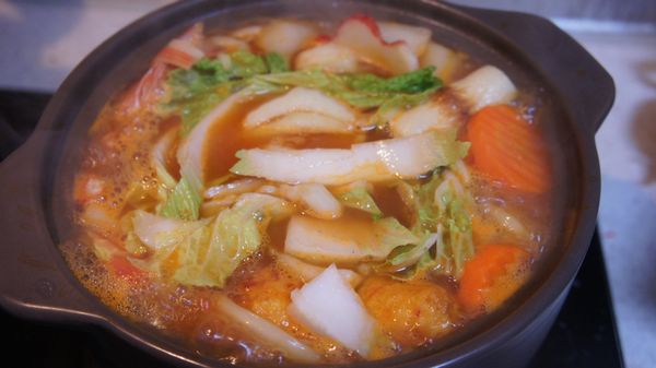 等蛤蜊開口後，再放入大白菜即可美味上桌了