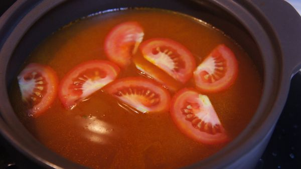 將紅白蘿蔔加水後去熬煮高湯，等蘿蔔軟後加入新鮮蕃茄及一杯的『可果美蕃茄鍋高湯』