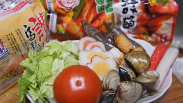 先將所有的食材洗淨及切至適量大小後備用。