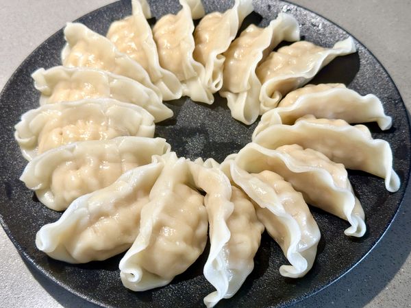 ●義美水餃一顆顆飽滿的內餡，煮好跟自己包的水餃一樣，可以皮不軟爛乖巧的立正站好。