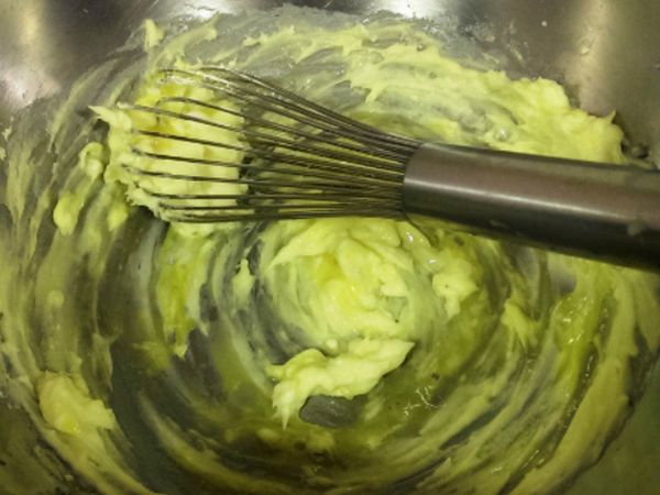 奶油恢復室溫+砂糖攪拌至淡黃色