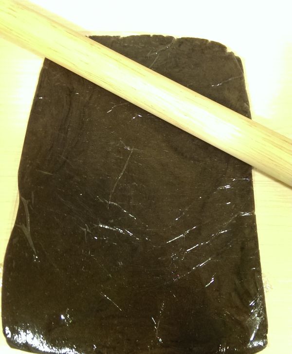 從冰箱取出,桿成厚度約3mm的餅皮,壓模