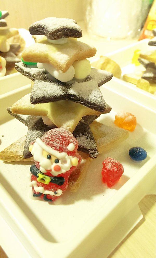 糖粉+水製作糖霜(必須跟樹脂差不多濃稠,放入擠花袋),棉花糖黏在星星和星星之間,星星最大的放最底層,依照大小往上排,其他裝飾自行發揮