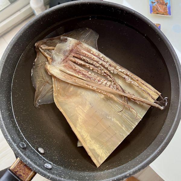 魷魚乾用水泡發約6小時。乾香菇及蝦米用熱水泡發約20分鐘。