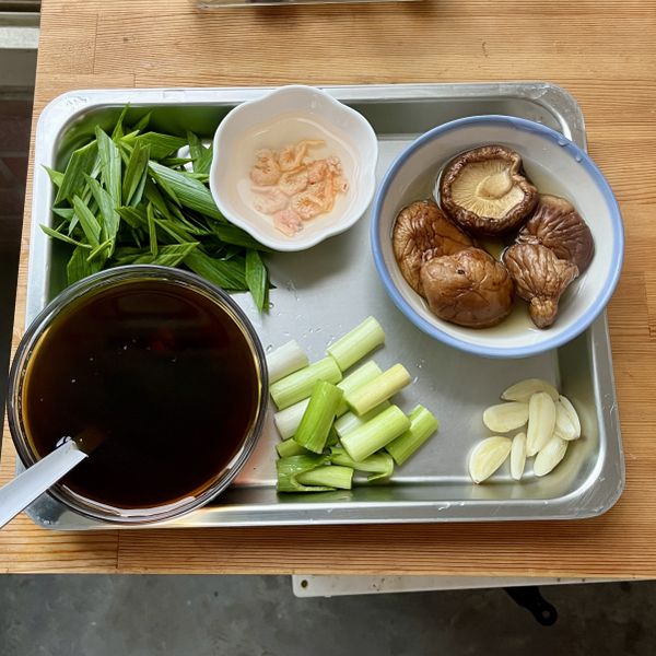 泡發後的魷魚切條、蒜瓣切成片；蒜苗白綠部份分開，蒜綠切斜刀，蒜白切小段。