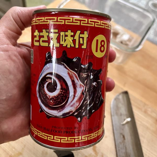 螺肉罐頭打開長這樣，以前據說有2-3個牌子，現在好像只剩一種