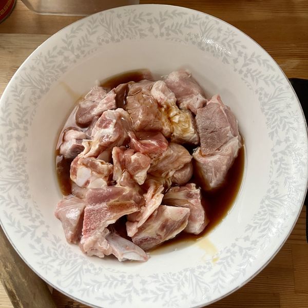 排骨洗淨後，打開螺肉罐頭，取2大匙螺肉醃汁來抓醃豬肉。