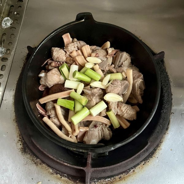 下蒜白、蒜瓣片、螺肉，然後下高湯或水，下螺肉湯汁（約一半）、蠔油、白胡椒粉開火煮滾。