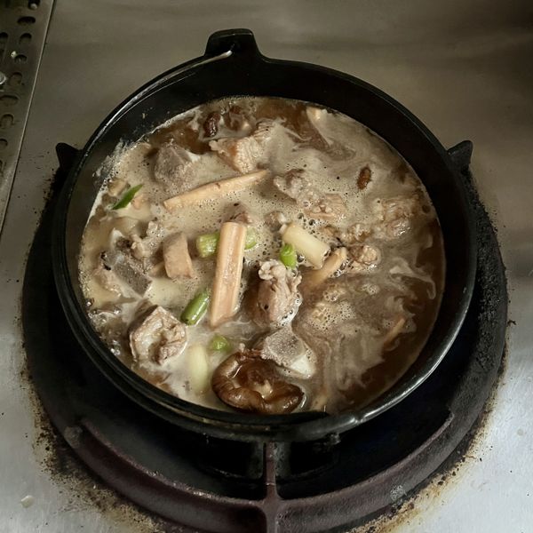 下蒜白、蒜瓣片、螺肉，然後下高湯或水，下螺肉湯汁（約一半）、蠔油、白胡椒粉開火煮滾。