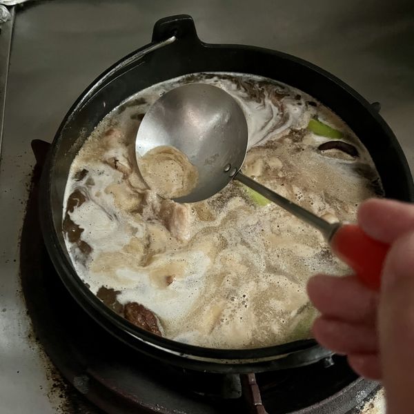 煮滾後轉小火，邊煮邊撈去浮沫。