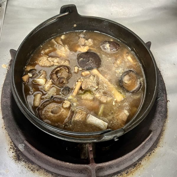用小火煮約30分鐘，中間如果覺得水太少可以補水或補高湯；同時邊煮可以邊試味道，覺得味道想更重一點，可以補螺肉湯汁，如果螺肉湯汁倒完了還想更甜，可以補糖，也可以視個人口味加鹽。